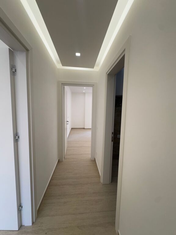Affitto ambiente 2+1+2, Via dei Kosovari solo per uffici
