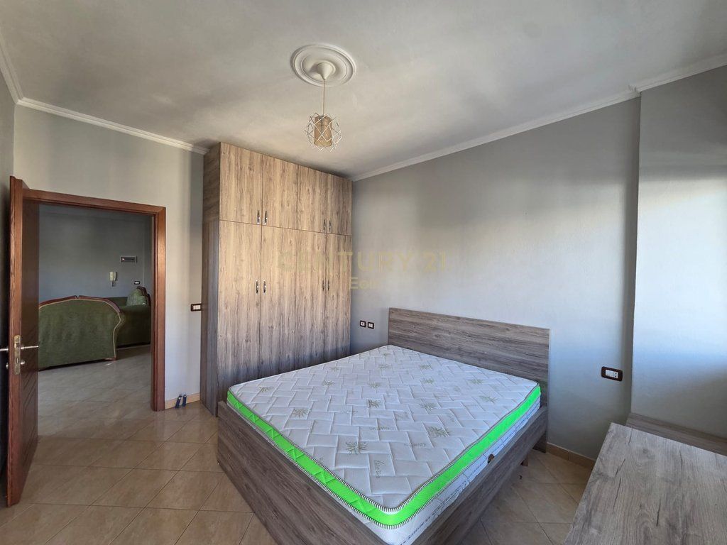 VENDESI SUPER APPARTAMENTO 2+1 CON VERANDA VICINO ALL'OSPEDALE, DURRES!!