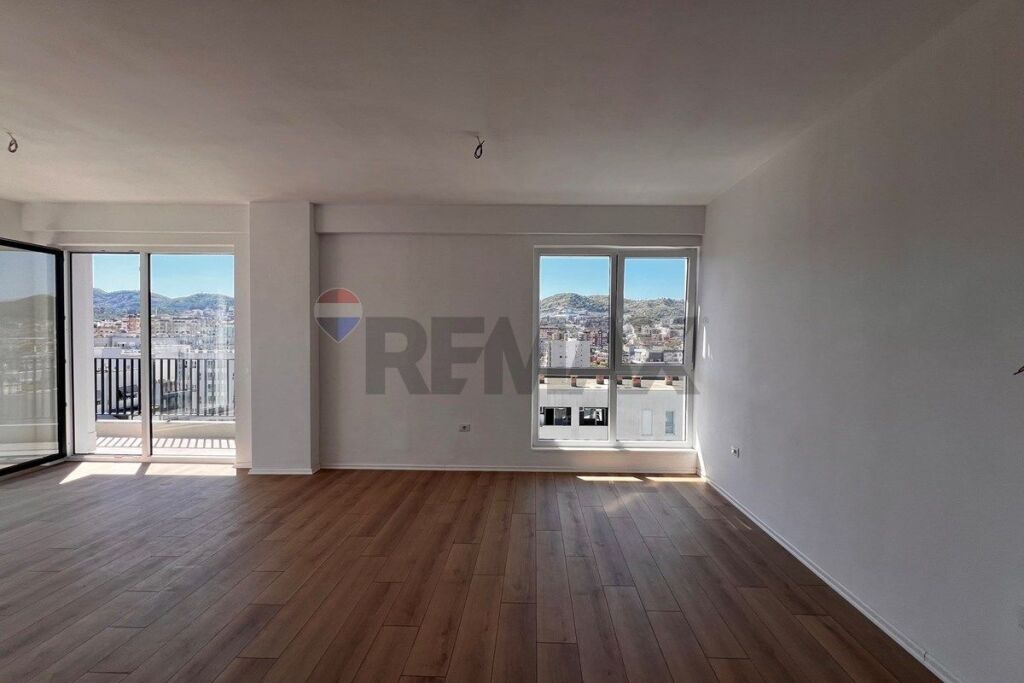 Apartament 3+1+2 me verande te Komuna Parisit!