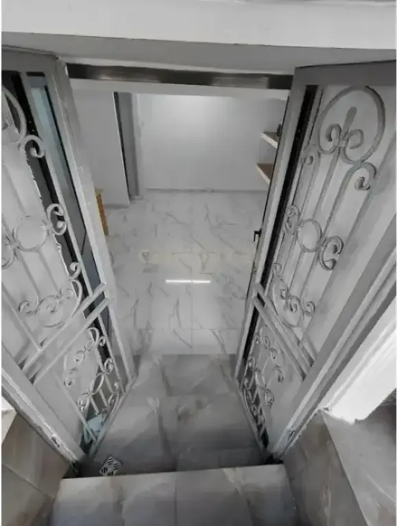 Tirane, jepet me qera ambjent biznesi , 16 m² 350 € (Rruga e Dibres)
