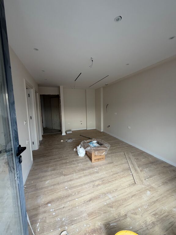 Shitet apartament 1+1  tek Ish Parku i Autobuzave cmimi 153 mln leke