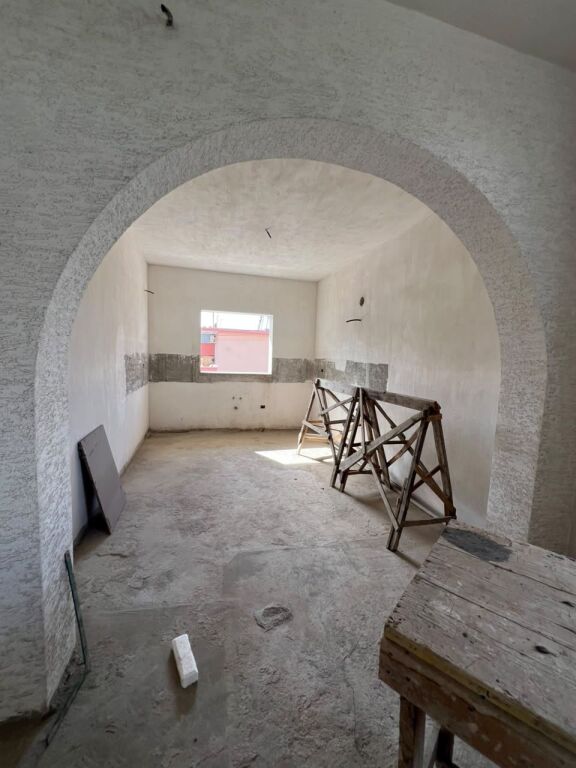 Shitet Shtëpi Private në Kënetë, pranë Karburant Eida