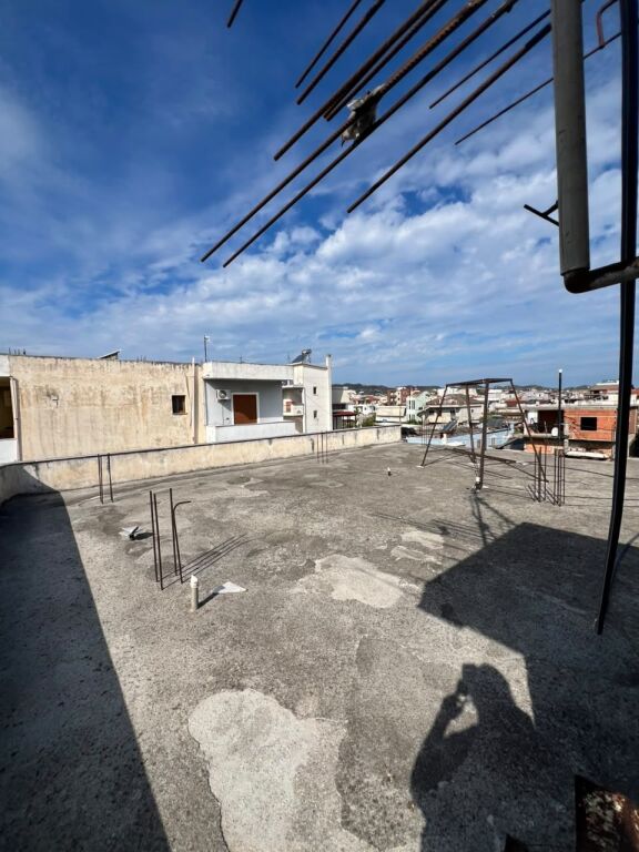 Shitet Shtëpi Private në Kënetë, pranë Karburant Eida