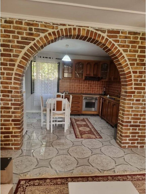 JEPET SHTËPI ME QIRA – ALI DEMI 500 € /Muaj 45,000 Lekë /Muaj