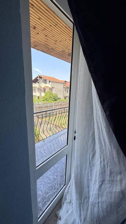 SHTEPI ME QERA 3+1+2 VENDE PARKIMI - AMERIKAN 2, PRANE MJEKSISE