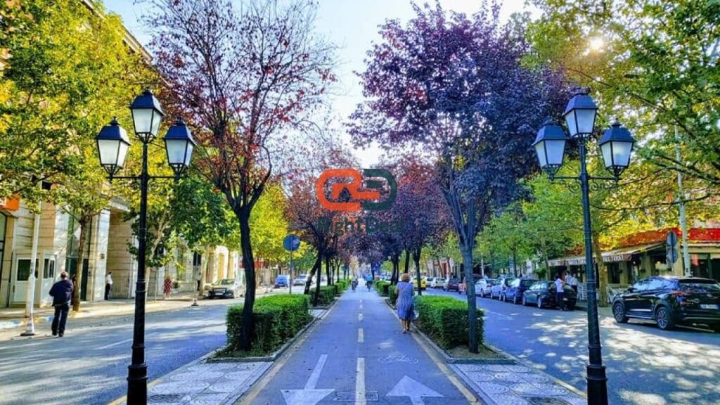 Buze Rruges Se Kavajes, Shitet Apartament 2+1, Me Lokacion Perfekt Per Banim Dhe Per Investim !!