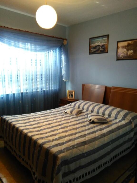 Apartment 1+1 for sale in Kinostudio, near Bar Alehandro, Porcelan. With a net area of 57 m2 and gross 61 m2. Located on the 7th floor in a 2005 building with elevator. Has a mortgage, also sold with credit. The selling price is 125,000 Euro. For a visit to the property or more information contact us.     oresti