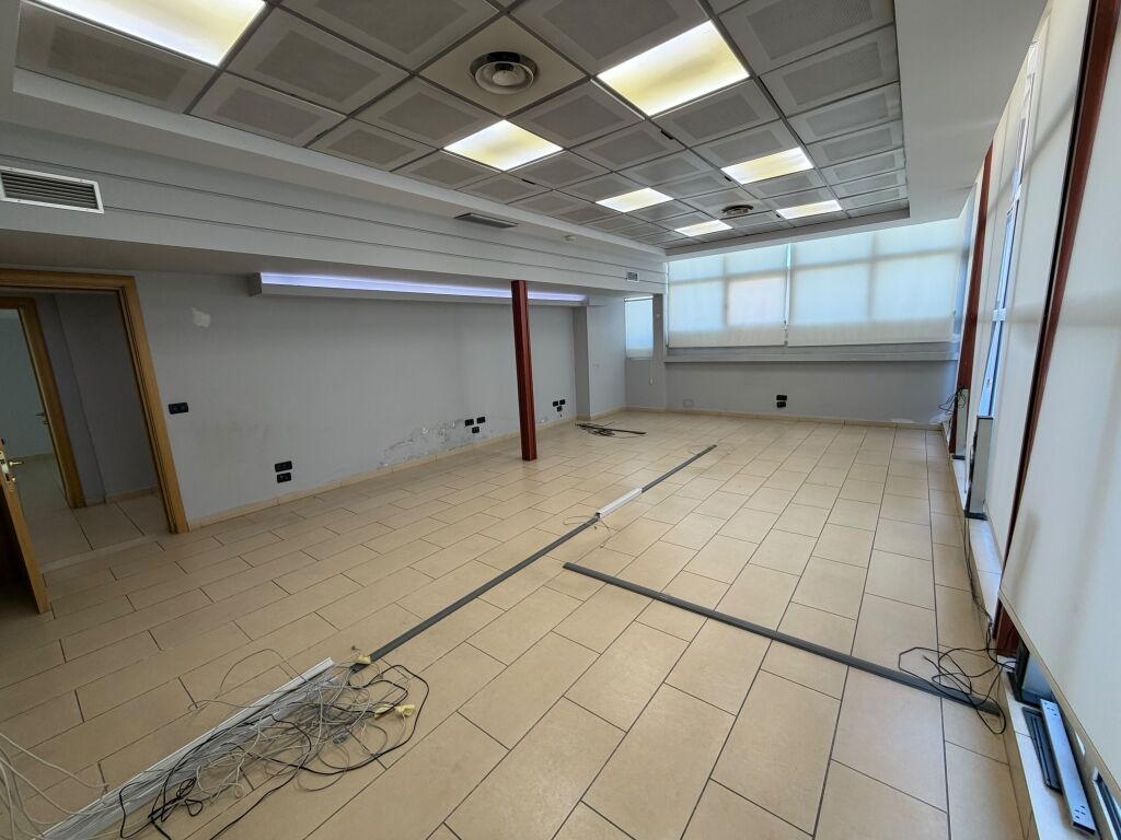 📣 LOCAZIONE Locale Commerciale 📍 Via “Kavajes” ✨