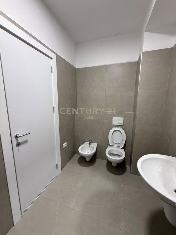 AFFITTASI APPARTAMENTO 1+1+POSTO AUTO PRESSO IL COMPLESSO E-88! 700 € /Mese 65.000 Lek /Mese