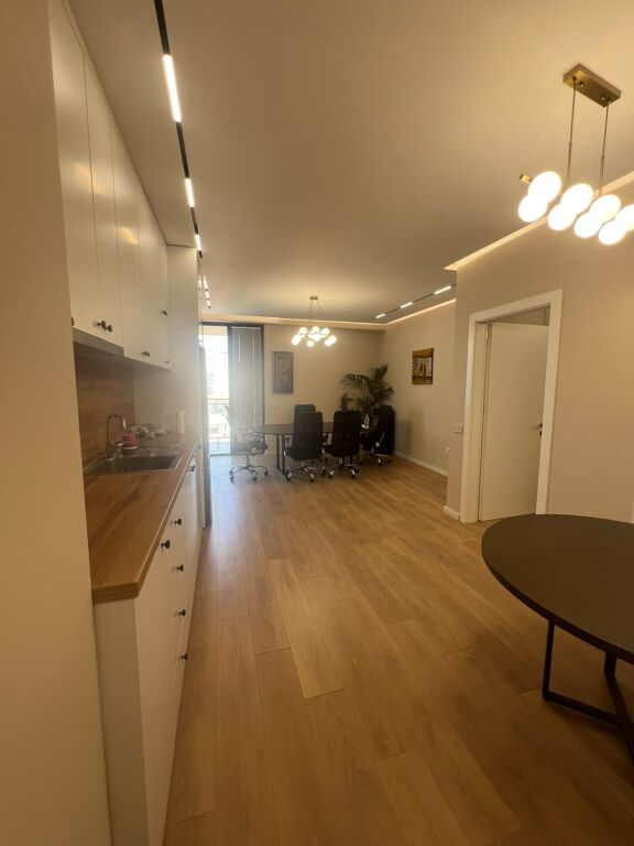 Golden Tower, jepet me qera ambient per zyra e mobiluar.