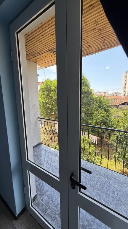 SHTEPI ME QERA 3+1+2 VENDE PARKIMI - AMERIKAN 2, PRANE MJEKSISE