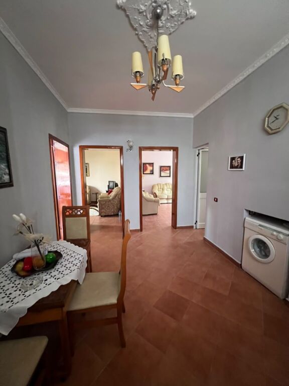 Shitet Shtëpi Private në Kënetë, pranë Karburant Eida