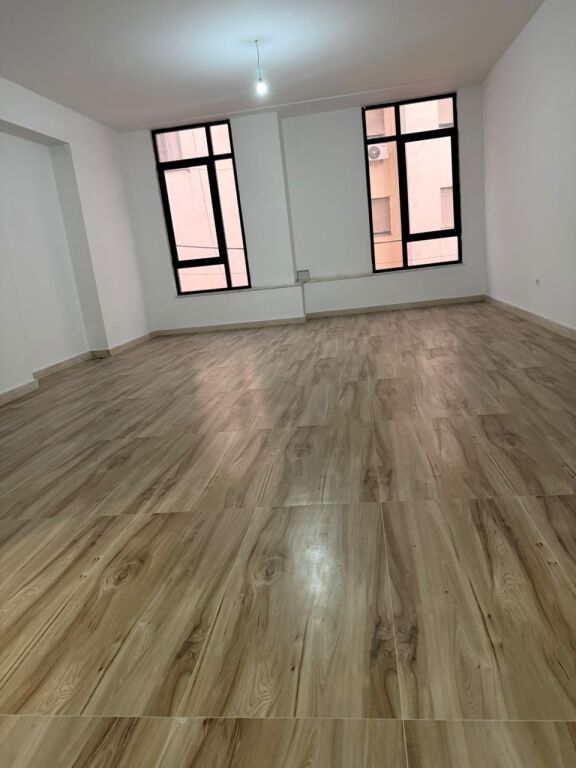 AMBIENT KOMERCIAL ME QIRA 82.3m2  – DONIKA CENTER QENDER