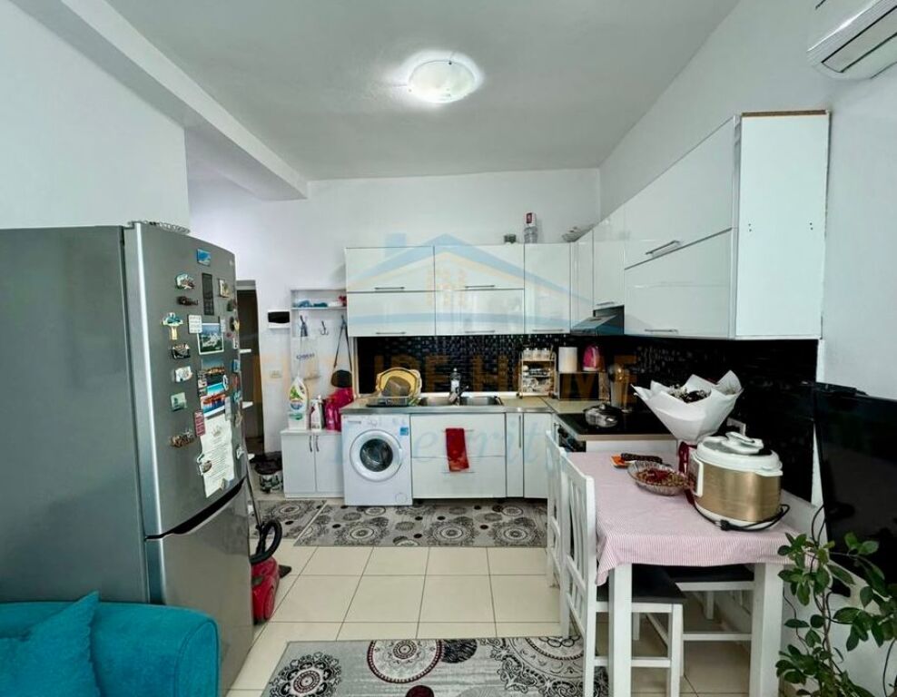 Shitet, Apartament 1+1, Bllok, Tiranë.