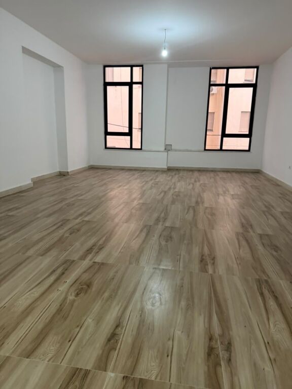 AMBIENT KOMERCIAL ME QIRA 82.3m2  – DONIKA CENTER QENDER