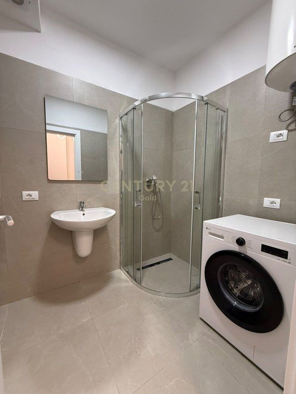 AFFITTASI APPARTAMENTO 1+1+POSTO AUTO PRESSO IL COMPLESSO E-88! 700 € /Mese 65.000 Lek /Mese