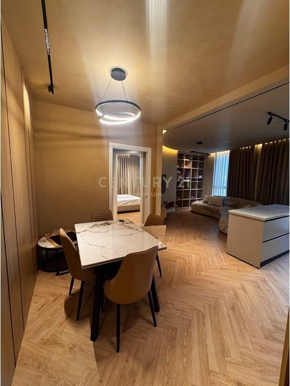 Për qira në Mine Peza Residence, ofrohet apartament modern tipologji 2+1+2, me sipërfaqe 104 m², i pozicionuar në katin e 8-të të rezidencës.
