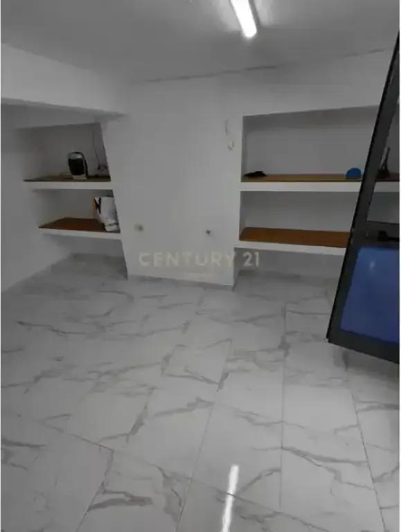 Tirane, jepet me qera ambjent biznesi , 16 m² 350 € (Rruga e Dibres)
