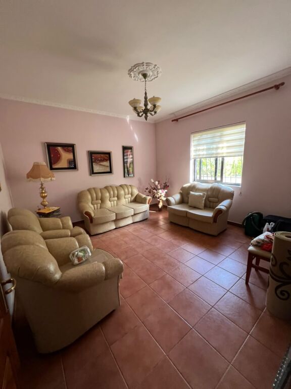 Shitet Shtëpi Private në Kënetë, pranë Karburant Eida