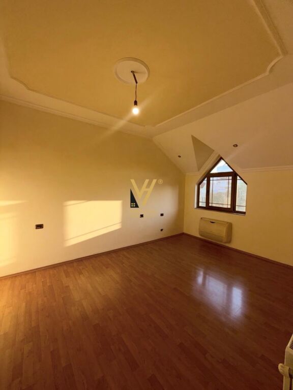 UFFICIO DUPLEX DI 125 M2 IN AFFITTO NEL VECCHIO BLOK 90.000 LEKE