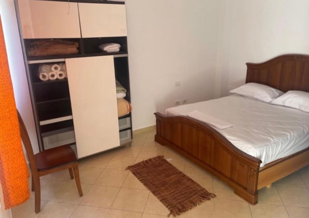 Jepet me qira apartament 1+1 pranë Grand Gallery në Yzberisht!
