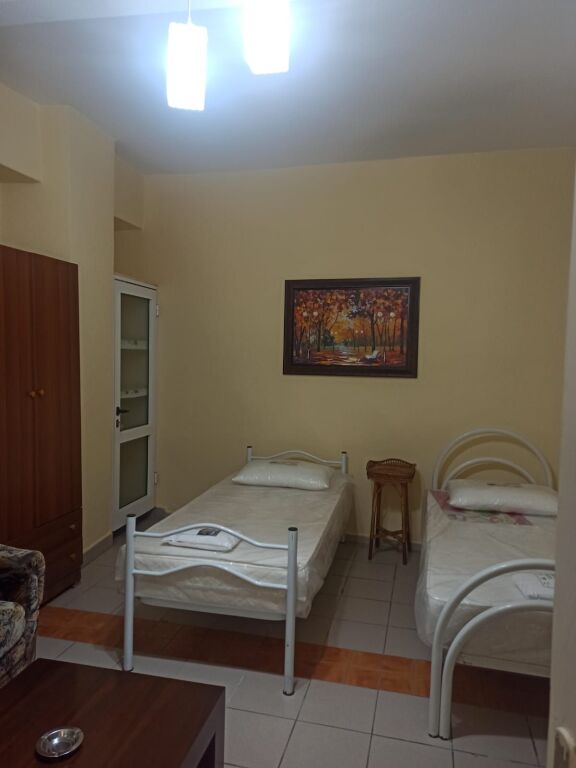 Jepet me qera garsoniere, rruga Karl Gega 350 mije leke te vjetra