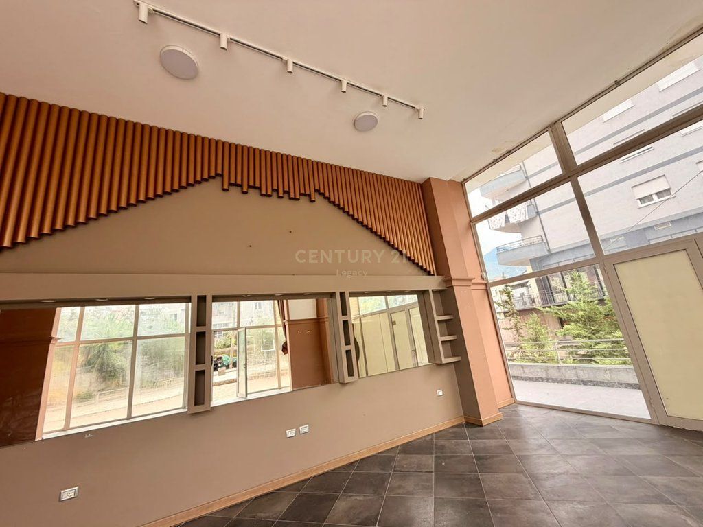 🏢 FOR RENT – BUSINESS UNIT ON THE ROAD 📍FRESK