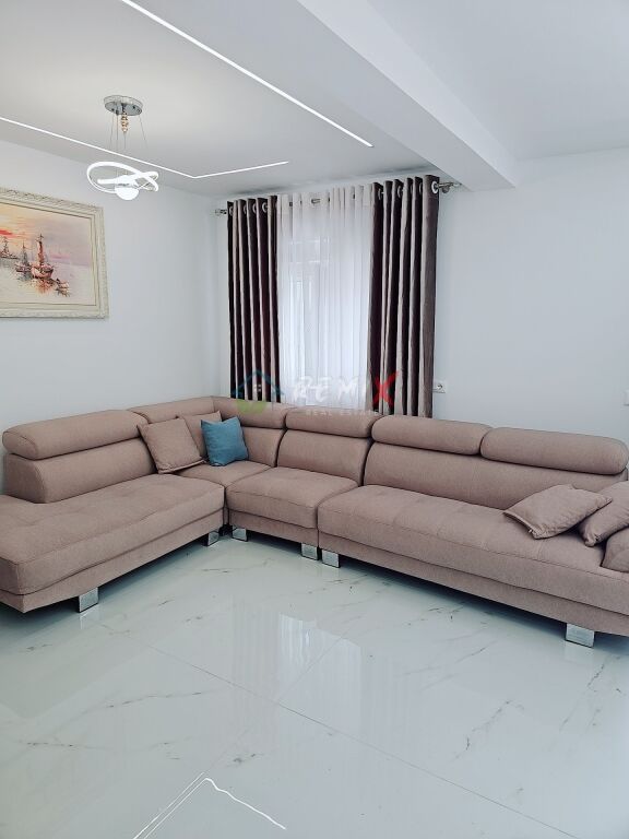 🏡 AFFITTASI – SUPER APPARTAMENTO 2+1 VICINO ALLA CASERMA DEI POMPIERI, DURRËS
