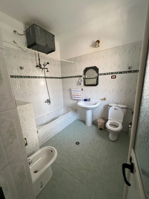 Shitet Shtëpi Private në Kënetë, pranë Karburant Eida