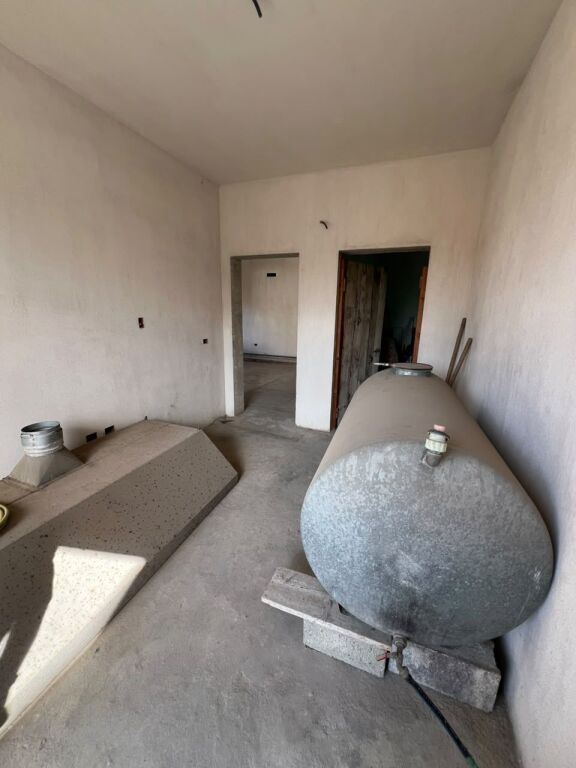 Shitet Shtëpi Private në Kënetë, pranë Karburant Eida