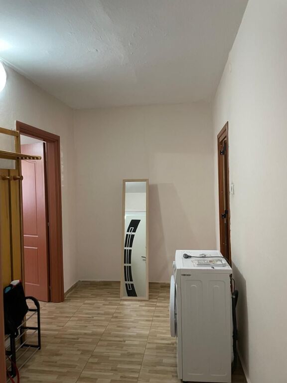 Vasil Shanto, jepet me qera apartament 1+1.