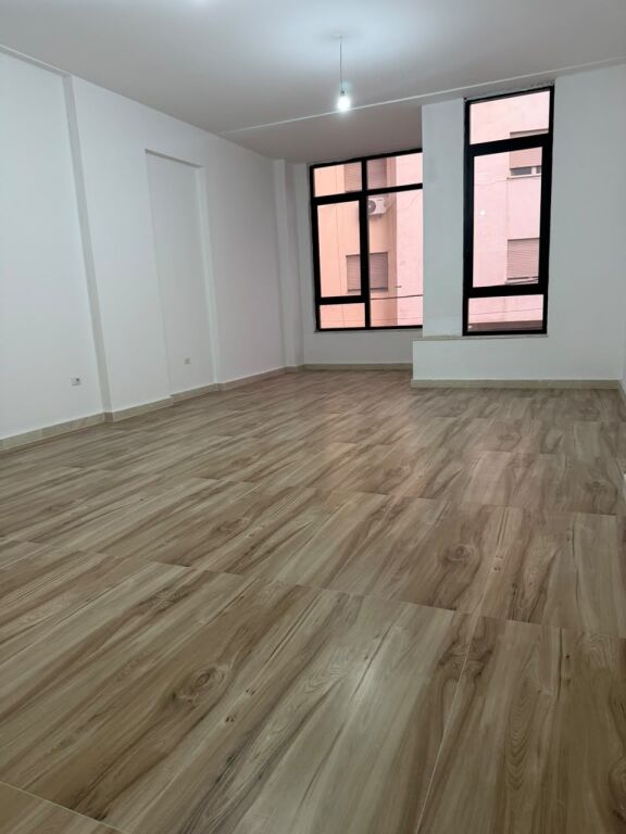 AMBIENT KOMERCIAL ME QIRA – DONIKA CENTER , MINE PEZA QENDER