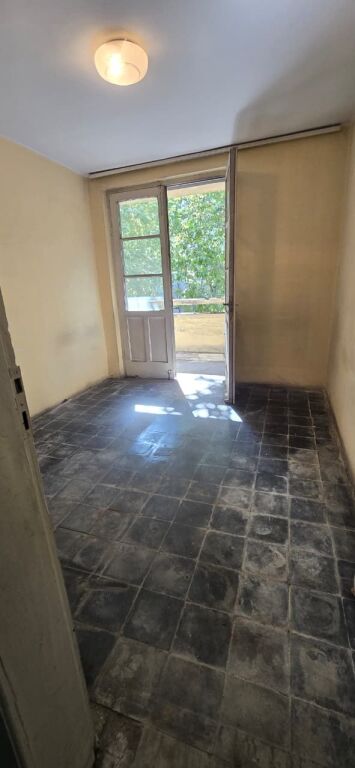 📍 Në Rrugën e Kavajës, pranë Qendrës Shëndetësore Nr. 9, ofrohet për shitje apartament 2+1, 195,000 €
