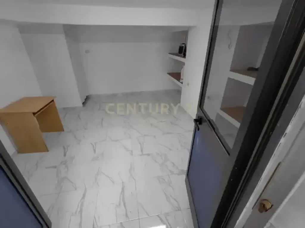 Tirane, jepet me qera ambjent biznesi , 16 m² 350 € (Rruga e Dibres)
