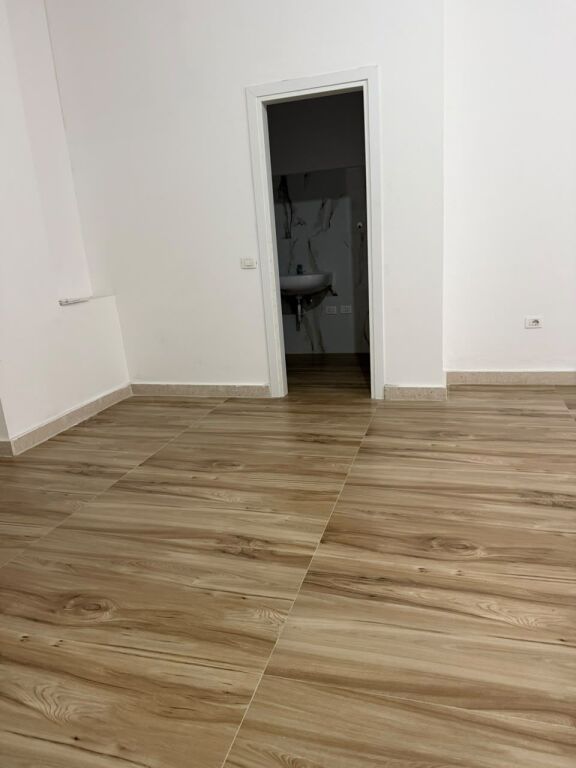 AMBIENT KOMERCIAL ME QIRA – DONIKA CENTER , MINE PEZA QENDER
