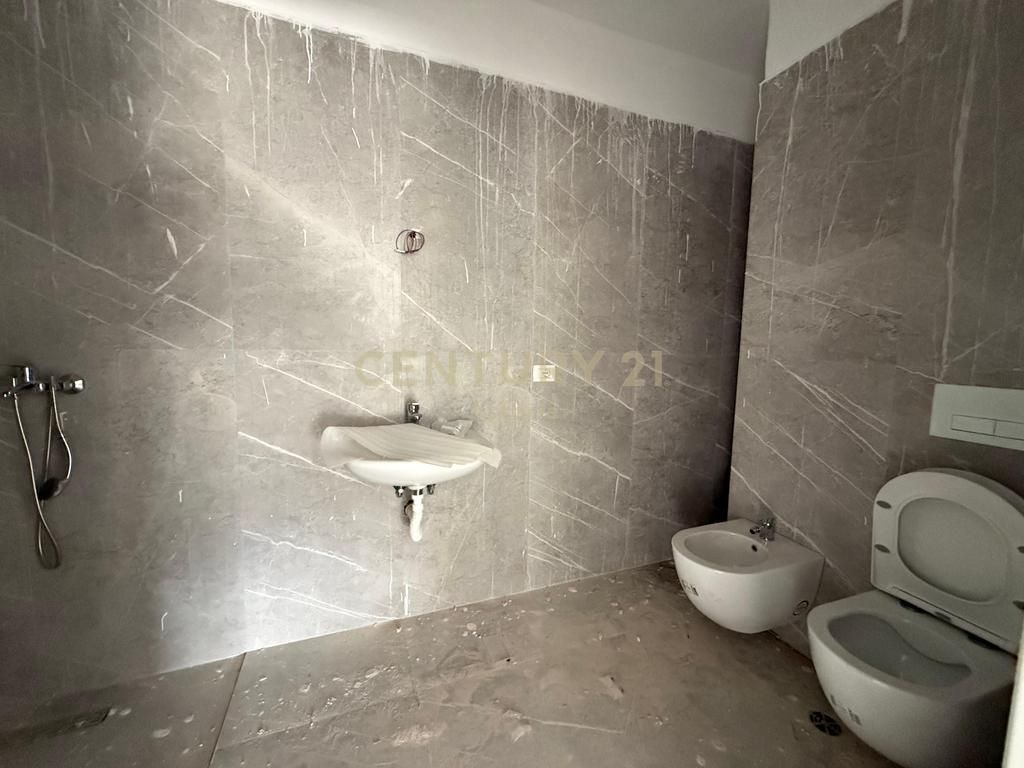 SHITET APARTAMENT 2+1 NE RRUGEN 5 MAJI 165,000 €