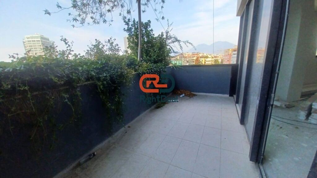 Tek Vertikal Forest, Perballe Stadiumit Air Albania, Jepet Me Qira Ambient Ideal Per Zyra Apo Klinika !!!
