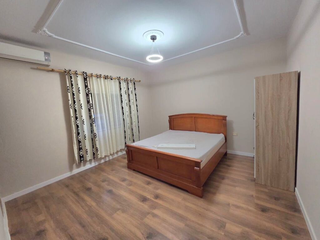 🏠Ish Fusha Aviacionit,jepet me qera kati i 2-te i nje vile 3+1+3,i mobiluar. 75,000Leke