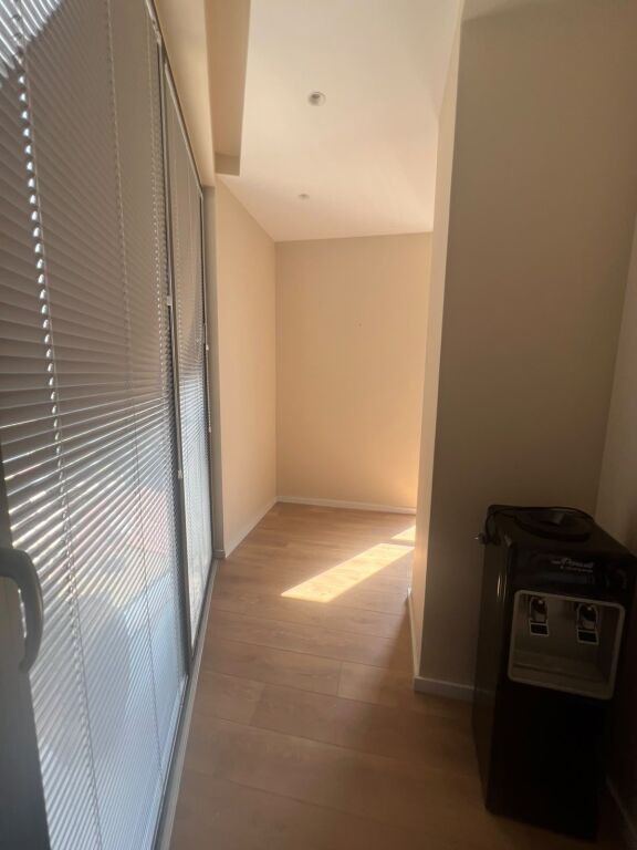 Golden Tower, jepet me qera ambient per zyra e mobiluar.