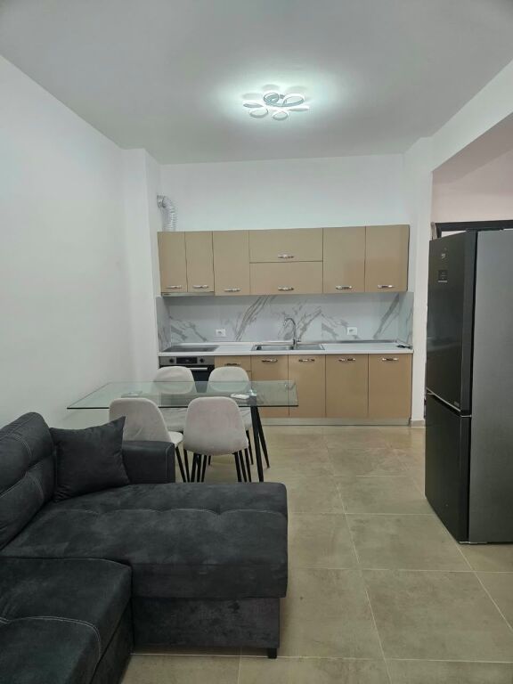 Golden Park, prane Amerikan 3, jepet me qera apartament 1+1.