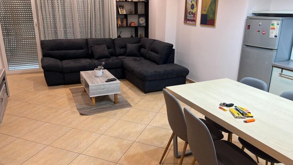 IN AFFITTO – APPARTAMENTO 2+1 📍 Super posizione – vicino alla Facoltà di Giurisprudenza di Tirana