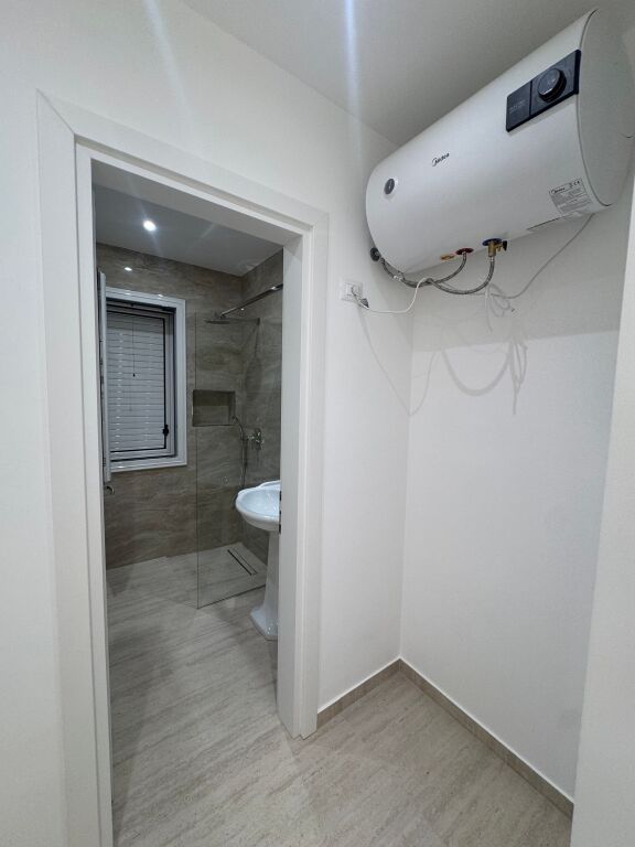 Affitto ambiente 2+1+2, Via dei Kosovari solo per uffici