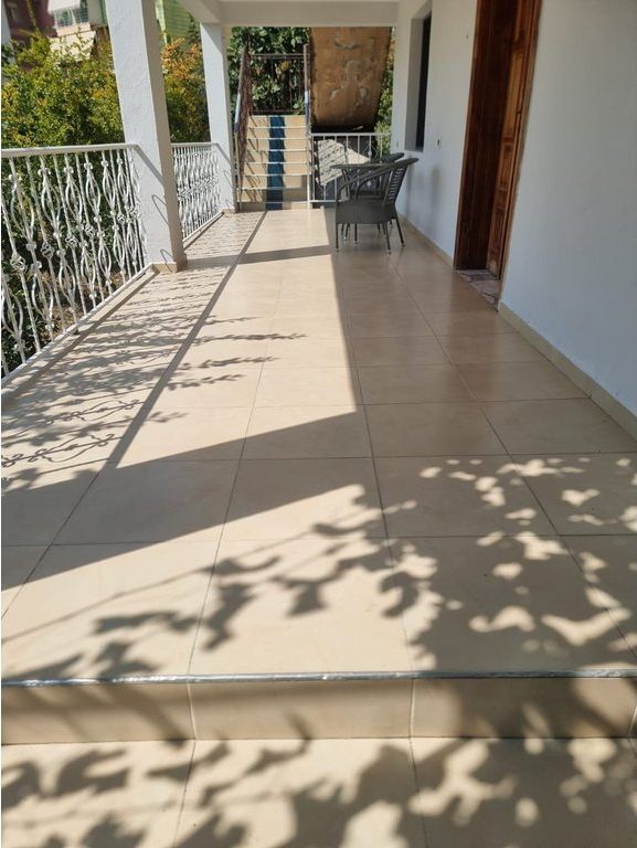 JEPET SHTËPI ME QIRA – ALI DEMI 500 € /Muaj 45,000 Lekë /Muaj