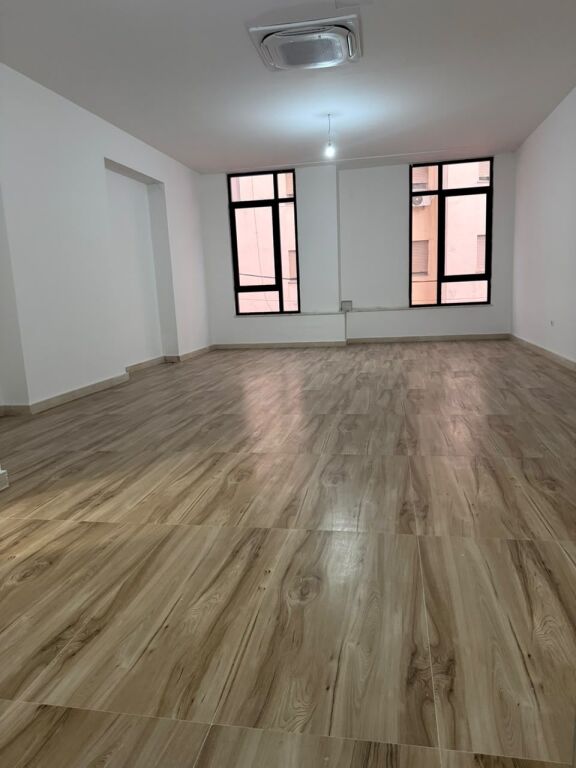 AMBIENT KOMERCIAL ME QIRA 82.3m2  – DONIKA CENTER QENDER