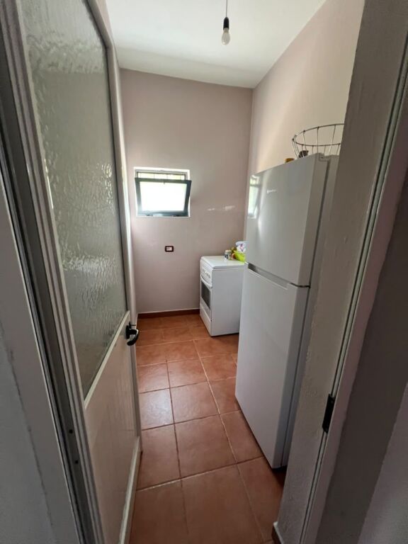 Shitet Shtëpi Private në Kënetë, pranë Karburant Eida