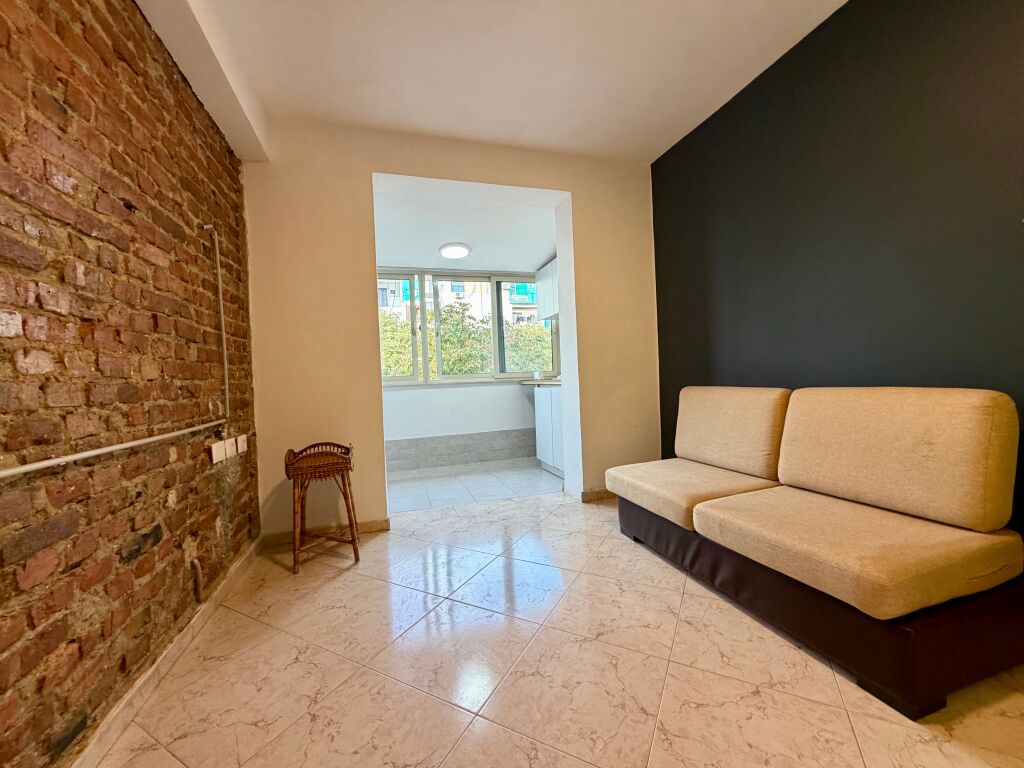 AMBIENT BIZNESI ME QIRA   📍 21 DHJETORI, Buzë rruge kryesore