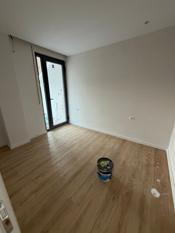 Shitet apartament 1+1  tek Ish Parku i Autobuzave cmimi 153 mln leke