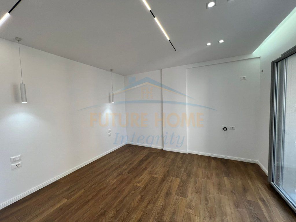 Shitet Apartament 1+1, 21 Dhjetori