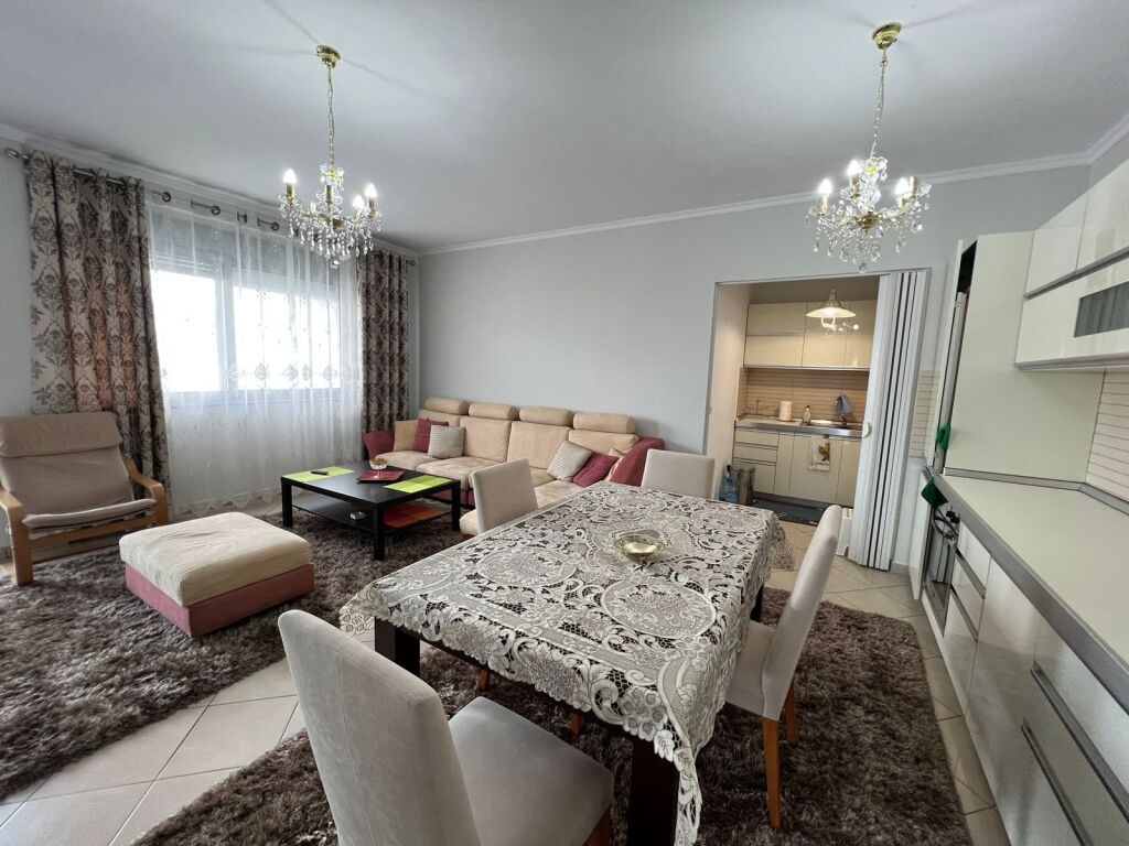 🏠 Apartament 3+1 në Rrugën e Kavajës Ofrohet për shitje apartament 3+1, me vendndodhje të favorshme në Rrugën e Kavajës, Tiranë, me akses të mirë dhe mundësi të përshtatshme si për banim familjar, ashtu edhe për investim.