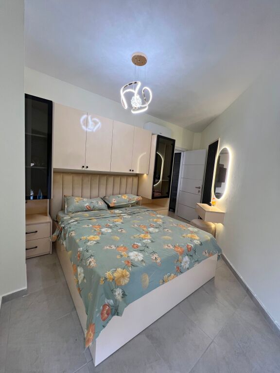 Affittasi 2 appartamenti appena arredati, in un edificio di nuova costruzione, in una delle zone più richieste di Tirana – Selvia, vicino a Vila Gold e Black Diamond Hotel.  ✨ 50 m² ciascun appartamento 🏢 Uno al 3° piano, l'altro al 5° piano 🛗 Edificio nuovo con ascensore 🌿 Balcone 🚗 Garage incluso  Ogni appartamento è composto da: 🛏️ 1 camera da letto 🛋️ Soggiorno + cucina in ambiente condiviso 🚿 1 bagno 🌿 Balcone  Gli appartamenti sono appena arredati e mai abitati prima, organizzati in modo funzionale e dotati di tutte le condizioni di base per una vita confortevole.  📍 Zona: Selvi, vicino a Vila Gold & Black Diamond Hotel 💰 Prezzo: 75.000 lek/mese 🚗 Garage incluso nel prezzo